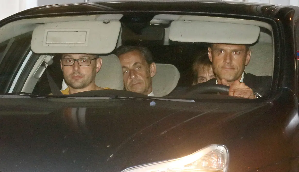 Penahanan ini merupakan pukulan bagi Nicolas Sarkozy yang sedang berupaya menjadi presiden lagi pada 2017 mendatang, Paris, Selasa (1/7/14). (REUTERS/Pascal Rossignol)