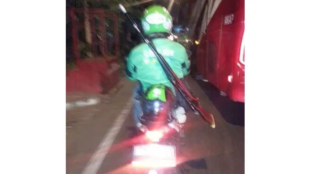 6 Potret Nyeleneh Orang Bawa Barang di Motor Ini Kocak