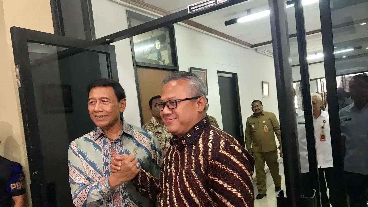 Menko Polhukam Wiranto dan Ketua KPU Arief Budiman di Kantor KPU