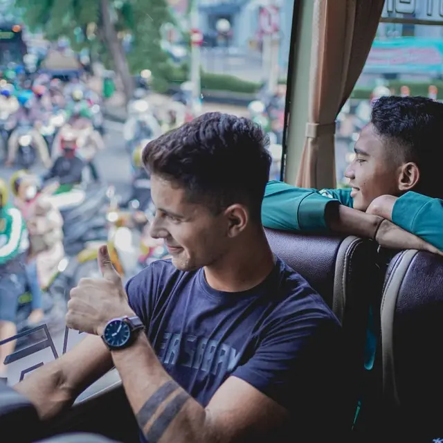 6 Potret Tim Persebaya saat Diberangkatkan ke Bali, Diiringi Ratusan Bonek
