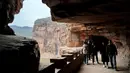 Wisatawan menyusuri jalur di tebing dekat Waduk Xiagou yang berada di Chaiguan, Kota Shahe, Provinsi Hebei, China pada 28 Oktober 2020. Jalur tebing pada dinding Waduk Xiagou ini digali secara manual pada 1970-an. (Xinhua/Mu Yu)