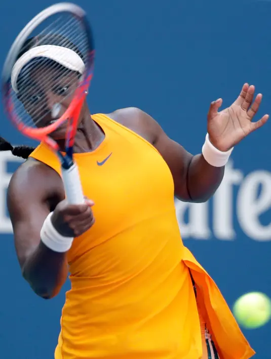 Petenis AS, Sloane Stephens mengembalikan bola ke arah Anastasija Sevastova dari Latvia pada perempat final AS Terbuka di New York, Selasa (4/9). Juara bertahan Stephens dipastikan terhenti langkahnya usai dikalahkan 2-6 dan 3-6. (AP/Carolyn Kaster)