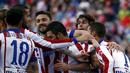 Antoine Griezmann berselebrasi bersama para pemain Atletico Madrid usai mencetak gol ke gawang Real Sociedad di Stadion Vicente Calderon, (8/4/2015). ( REUTERS/Susana Vera)