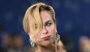 Aktris AS-Australia Nicole Kidman tiba di Met Gala 2025 di Metropolitan Museum of Art pada tanggal 5 Mei 2025, di New York. Gala tersebut menggalang dana untuk Institut Kostum Metropolitan Museum of Art. Met Gala 2025 bertema "Tailored for You," yang sejalan dengan pameran Institut Kostum, "Superfine: Tailoring Black Style," yang dibuka untuk umum pada 10 Mei 2025. (Dok: Angela WEISS / AFP)