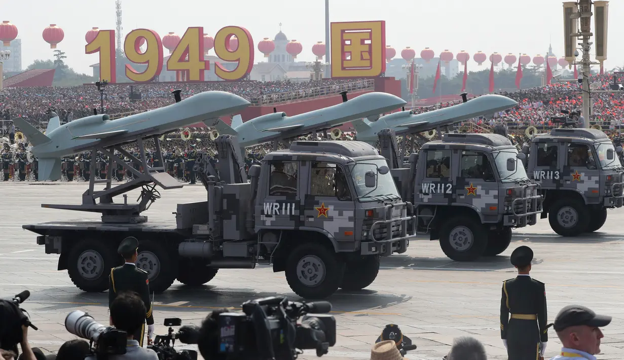 Kendaraan militer melintas membawa  senjata canggih saat parade HUT ke-70 RRC di Beijing, China, Selasa (1/10/2019). Persenjataan yang dipamerkan dalam HUT ke-70 RRC ini termasuk rudal bersenjata nuklir yang bisa mencapai AS dalam 30 menit. (AP Photo/Ng Han Guan)