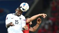 Pemain Prancis, Paul Pogba (kiri), berebut bola dengan pemain Swiss, Fabian Schaer, pada laga terakhir Grup A Piala Eropa 2016 di Stade Pierre Mauroy, Lille, Senin (20/6/2016) dini hari WIB. (AFP/Franck Fife)