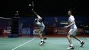 Ganda putra Indonesia, Fajar Alfian/Muhammad Rian Ardianto, mengembalikan kok saat melawan ganda China, Huang Kai Xiang/Liu Cheng, pada Indonesia Open 2019 di Istora Senayan, Rabu (17/7). Fajar/Rian menang 18-21, 21-14, 21-16. (Bola.com/Yoppy Renato)