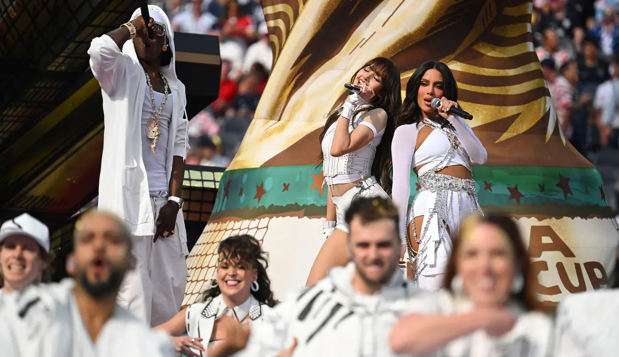 Lisa berkolaborasi dengan Anitta (kanan) dan Rema untuk membawakan lagu berjudul “Goals”. (AFP/Getty Images/Stu Forster)