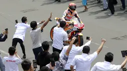 Ia mendapat sambutan hangat dari warga layaknya seorang pembalap yang mendapatkan gelar juara dunia MotoGP. (Bola.com/M Iqbal Ichsan)
