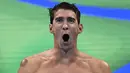 Perenang andalan Amerika Serikat, Michael Phelps, terlihat habis melakukan terapi bekam, selama Olimpiade Rio 2016 di Rio de Janeiro, Brasil, Minggu (7/8). Tanda merah sebesar koin terlihat di pundak kanan atlet 31 tahun itu. (AFP PHOTO/Christophe SIMON)