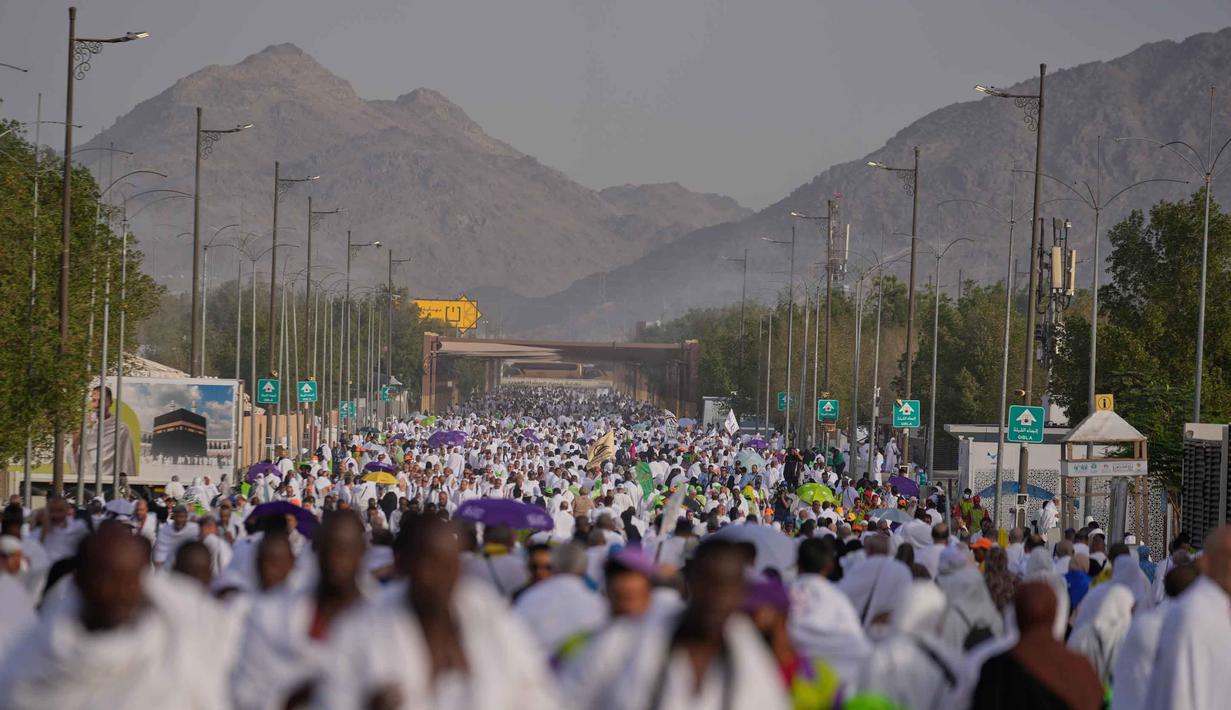 Umat Muslim berjalan menuju bukit berbatu yang dikenal sebagai Jabal Rahmah atau Gunung Rahmat, di Dataran Arafah, selama ibadah haji tahunan di dekat kota suci Mekah, Arab Saudi, Selasa 26 Mei 2026. (AP Photo/Altaf Qadri)