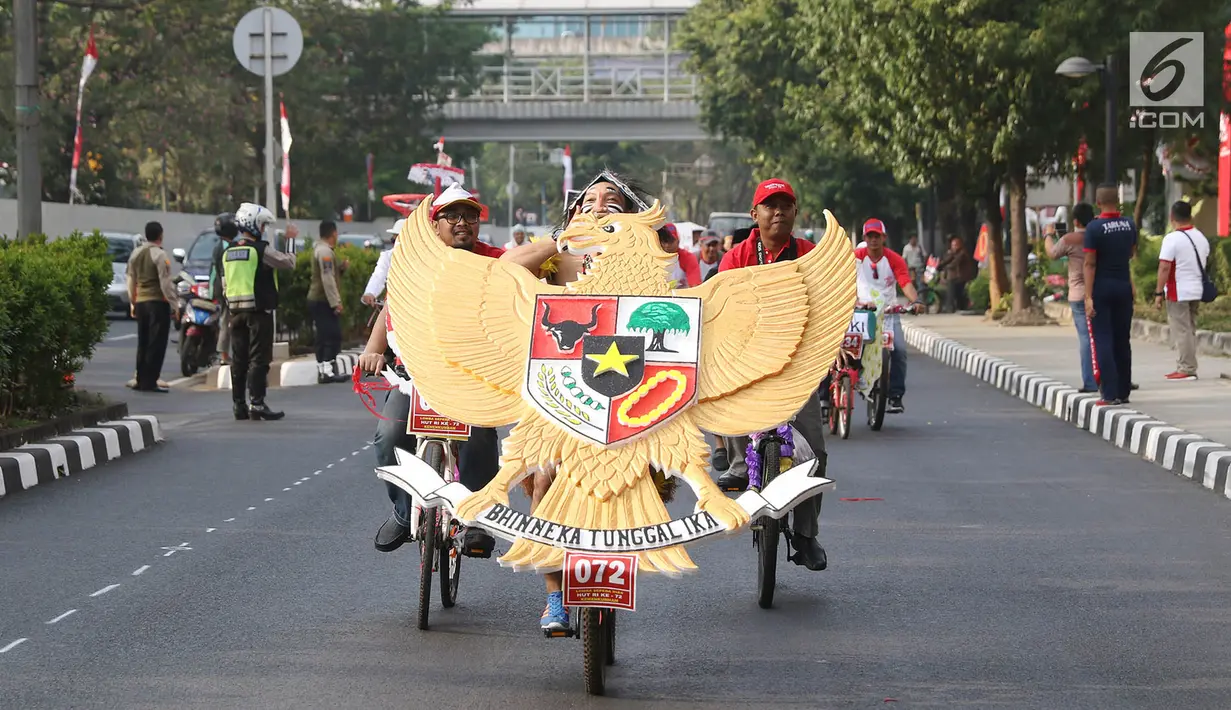 Peserta mengikuti kegiatan lomba sepeda hias di sekitar Gedung Kementerian Hukum dan HAM di Jakarta, Sabtu (19/8). Lomba tersebut digelar dalam rangka memperingati hari kemerdekaan ke-72 RI. (Liputan6.com/Immanuel Antonius)