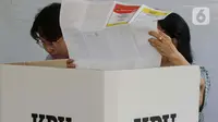 Warga melakukan pencoblosan surat suara ulang di TPS 043, Menteng, Jakarta, Sabtu (24/2/2024). (Liputan6.com/Herman Zakharia)