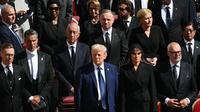 Presiden Amerika Serikat (AS) Donald Trump menghadiri prosesi pemakaman Paus Fransiskus bersama Melania dan duduk di barisan depan. (dok. Mandel NGAN / AFP)