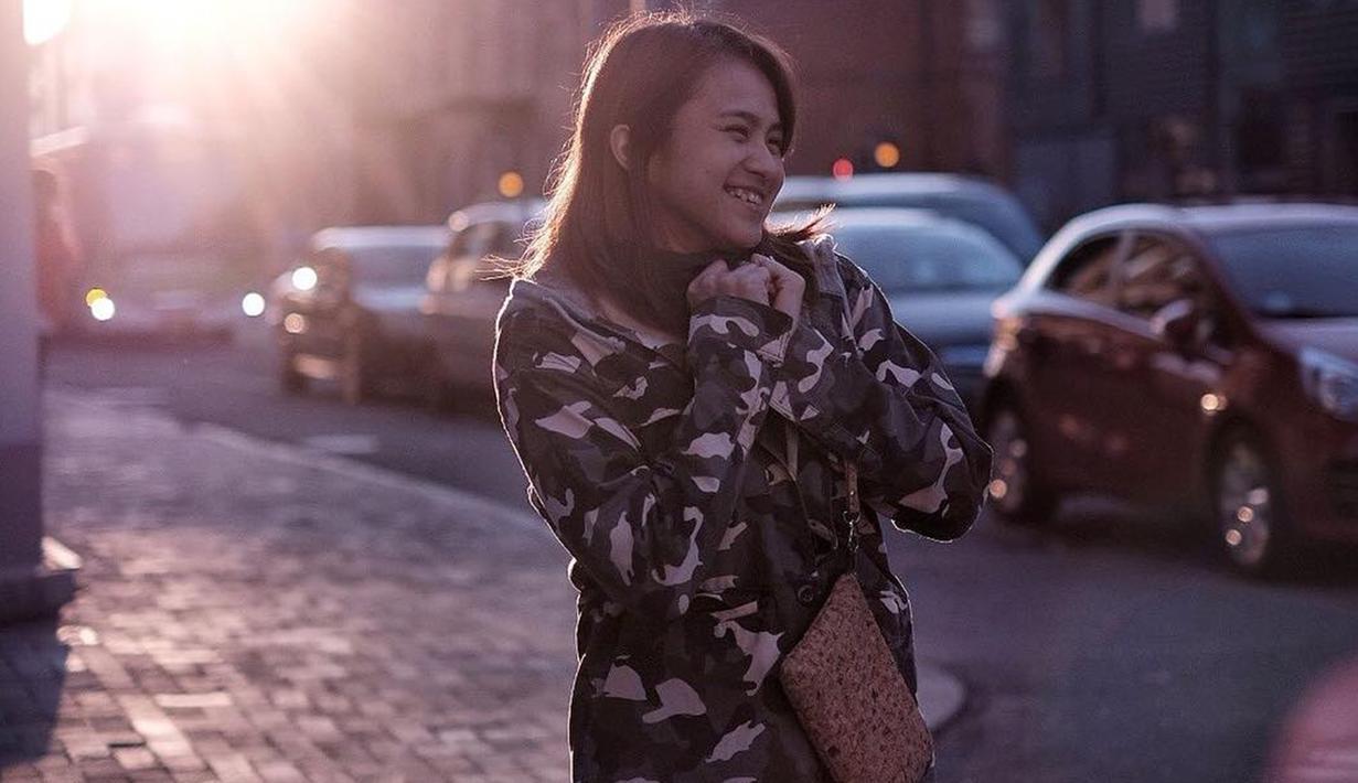 Saat berada di luar lapangan, Melati Daeva pun lebih sering mengenakan busana kasual. Penampilannya yang terlihat manis ini juga jadi perhatian netizen. (Liputan6.com/IG/@melatidaeva)