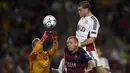 Bek Barcelona, Jeremy Mathieu duel udara dengan bek Leverkusen, Kyriakos Papadopoulos pada laga Liga Champions di Stadion Camp Nou, Spanyol, Rabu (30/9/2015). (AFP Photo/Lluis Gene)