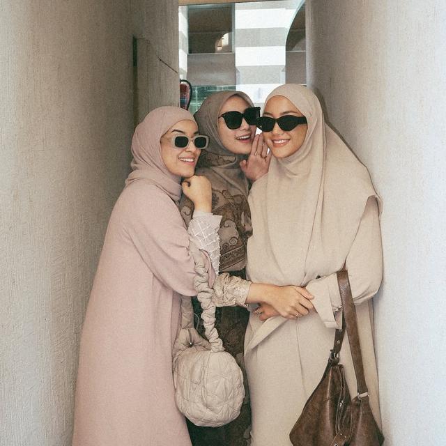 7 Potret Erica Putri Jalani Umrah dengan Sahabat, Fokus Ibadah dan Nikmati Quality Time  (instagram/ericaputrii).