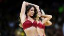 Cleveland Cavaliers Cheerleaders saat tampil di Final NBA di Quicken Loans Arena, Cleveland, Kamis (11/06/2015). (AFP/Ronald Martinez/Getty Images)