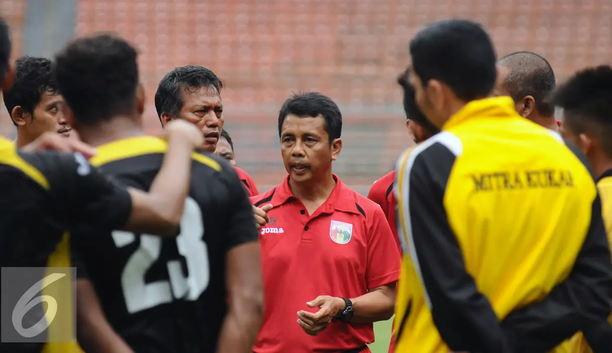 Pelatih Mitra Kukar, Jafri Sastra (tengah) memberikan arahan kepada pemainnya berlatih di Stadion GBK Jakarta, Sabtu (23/1/2016). Mitra Kukar akan melawan Semen Padang di final Piala Jenderal Sudirman, Minggu (24/1). (Liputan6.com/Helmi Fithriansyah)