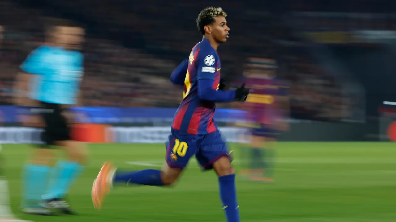 Lamine Yamal kala bermain di laga Barcelona vs Eintracht Frankfurt di matchday 6 Liga Champions 2025/2026 di Camp Nou, Rabu (10/12/2025) dini hari WIB. (AP Photo/Joan Monfort)