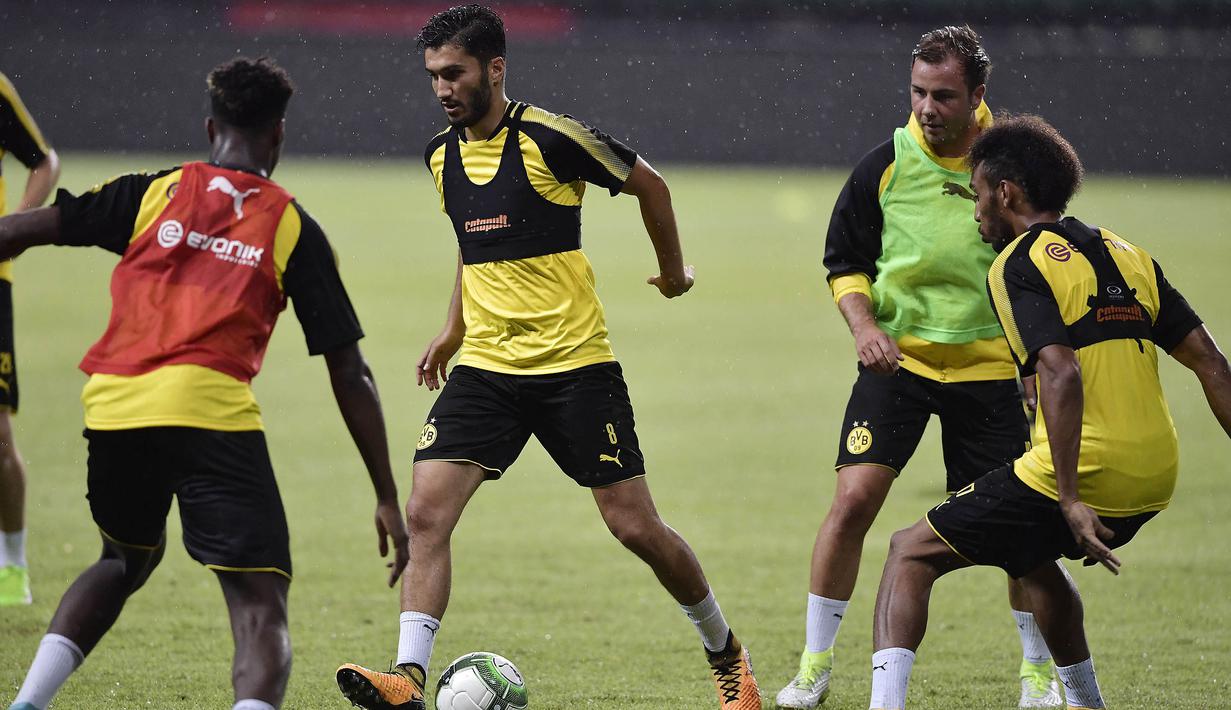 Para pemain Dortmund melakukan latihan ringan di Guangdong, Cina, Senin (17/7/2017). Dortmund akan menghadapi AC Milan pada laga International Champions Cup. (AFP)