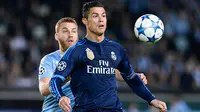 Pemain Real Madrid, Cristiano Ronaldo mengontrol bola untuk melewati pemain Malmo FF, Jo Inge Berget pada laga Liga Champions di Stadion Malmo New, Swedia, Kamis (1/10/2015). (AFP Photo/Jonathan Nackstrand)