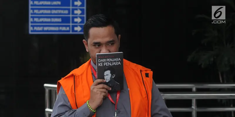 Diperiksa KPK, Anggota DPRD Kota Malang Tutupi Wajah Pakai Buku Tan Malaka