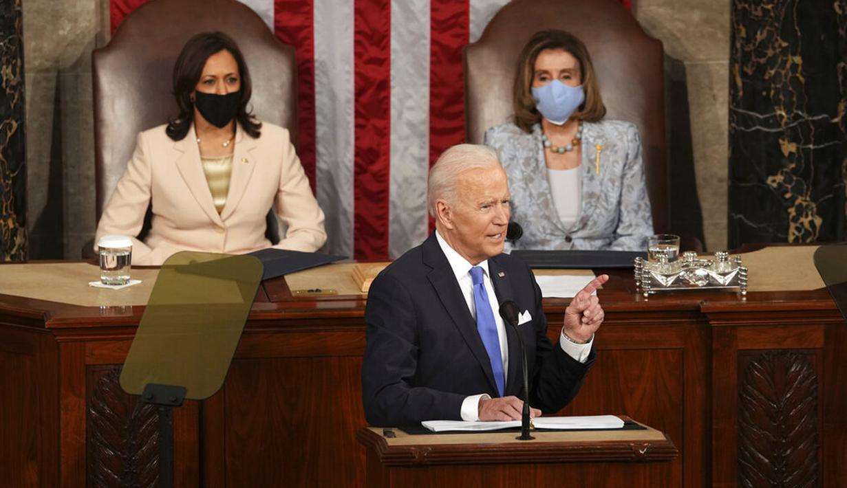 Presiden Joe Biden berpidato didampingi Wakil Presiden Kamala Harris dan Ketua DPR Nancy Pelosi di Kongres, US Capitol, Washington, Amerika Serikat, Rabu (28/4/2021). Joe Biden menetapkan arah untuk agenda lain dalam beberapa bulan mendatang. (Doug Mills/The New York Times via AP, Pool)