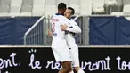 Pemain Paris Saint-Germain (PSG), Pablo Sarabia, melakukan selebrasi bersama Presnel Kimpembe usai mencetak gol ke gawang Bordeaux pada laga Liga Prancis di Stadion Matmut Atlantique, Rabu (3/3/2021). PSG menang dengan skor 1-0. (Photo by Philippe LOPEZ / AFP)