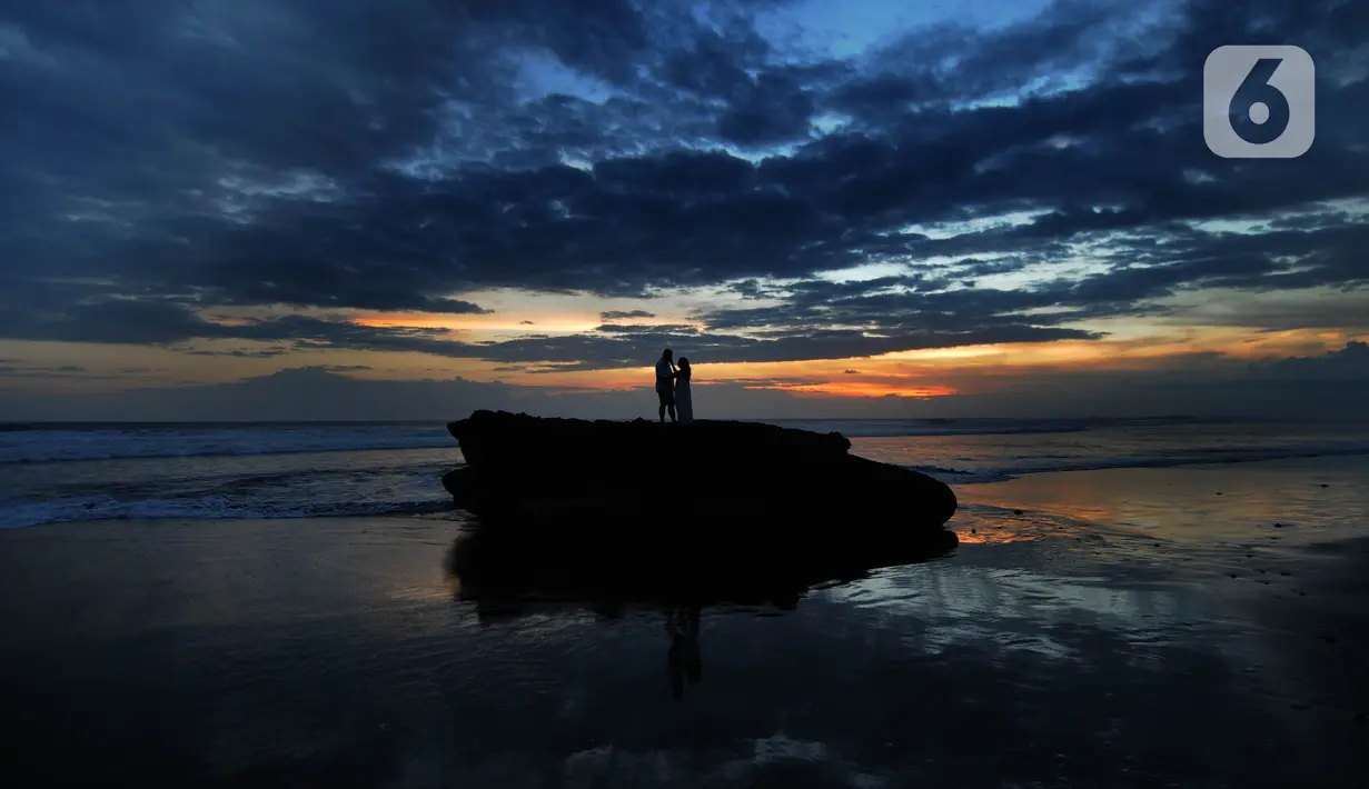 Warga beraktivitas di kawasan Pantai Pasut, Tabanan, Bali, Sabtu (4/9/2021). Menteri Pariwisata dan Ekonomi Kreatif Sandiaga Uno menyebut okupansi di berbagai destinasi wisata di Bali masih mengalami kontraksi signifikan. (merdeka.com/Arie Basuki)