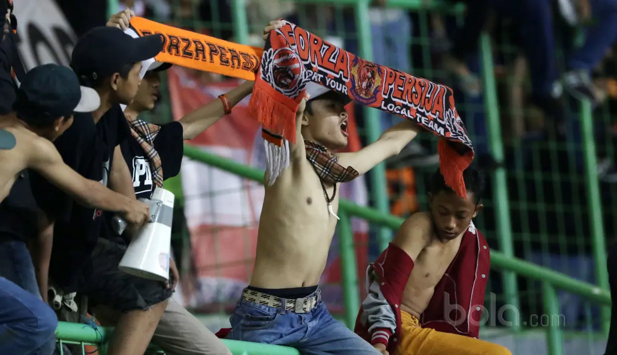Aksi The Jakmania saat mendukung Persija Jakarta melawan Perseru Serui pada laga Liga 1 2017 di Stadion Patriot, Bekasi, Selasa (13/6/2017). Persija menang 3-0. (Bola.com/Nicklas Hanoatubun)