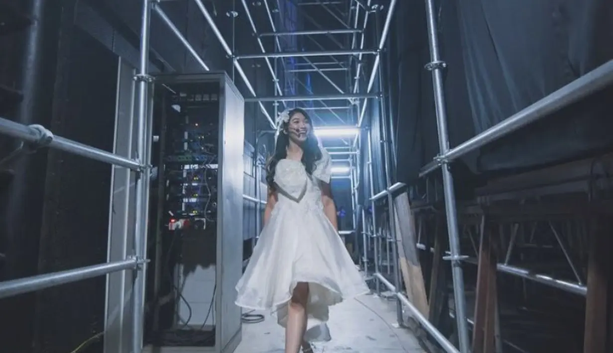 Di tahun 2020, ia nampak elegan mengenakan dress putih berpita dipadukan heels serasi. @jkt48shani.