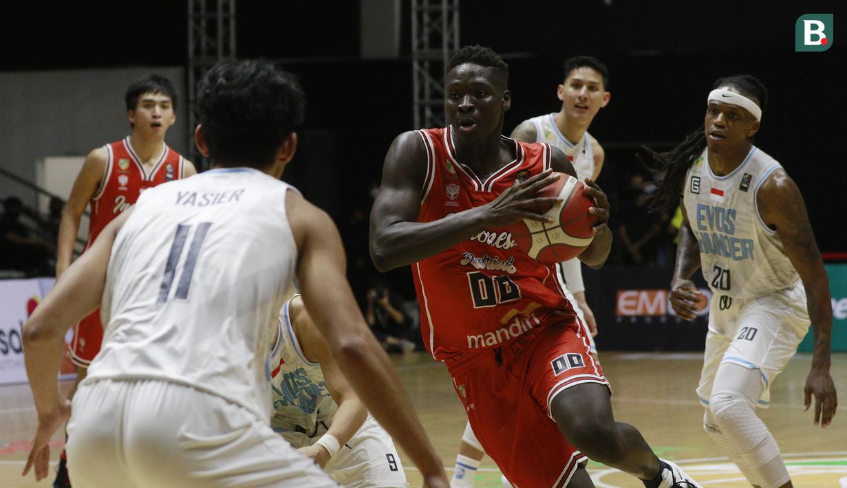 Pada kaurter kedua, Evos Thunder Bogor dan Indonesia Patriots masih saling berkejar poin. Hingga akhirnya, Dame Diagne dan kolega berhasil unggul tipis dengan skor 29-27. (Bola.com/M. Iqbal Ichsan)