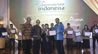 Menpar Arief Yahya Serahkan Anugerah Pariwisata Halal 2016 kepada para pemenang yang terbagi dalam 15 kategori.