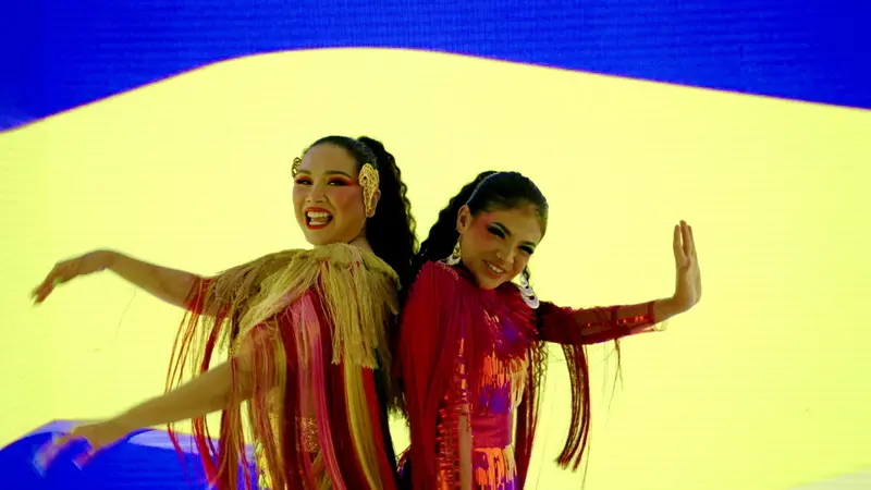 Titi DJ saat berpenampilan di MV Show Off Your Colors