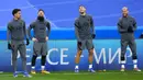 Pemain Paris Saint-Germain Lionel Messi (kedua kiri) dan Neymar (kanan) saat sesi latihan bersama rekan satu timnya di Stadion Bernabeu, Madrid, Spanyol, 8 Maret 2022. Paris Saint-Germain akan menghadapi Real Madrid pada pertandingan sepak bola Liga Champions. (AP Photo/Manu Fernandez)