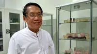 Bernardus Prasodjo pelukis kaleng Khong Guan yang kini fokus mengajar penyembuhan prana.