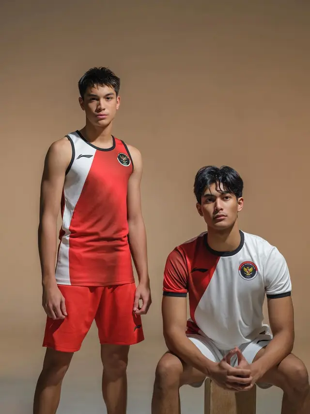 5 Potret Anak Maudy Koesnaedi dan Diah Permatasari Jadi Model Jersey Timnas Indonesia