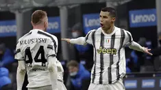 Penyerang Juventus, Cristiano Ronaldo berselebrasi setelah mencetak gol kedua untuk timnya ke gawang Inter Milan pada semifinal Coppa Italia leg pertama di San Siro, Rabu (3/2/2021) dini hari WIB. Juventus membuka peluang untuk lolos final Coppa Italia usai kalahkan Inter 2-1. (AP Photo/Luca Bruno)