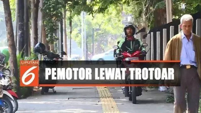 Pagi ini, sejumlah pengendara sepeda motor masih terlihat melenggang bebas melalui trotoar, bahkan memarkirkan kendaraanya di trotoar.