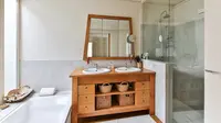 Asal tahu saja, menyimpan banyak perlengkapan di dalam kamar mandi ternyata berbahaya dan dapat merugikan kesehatan. (Image: Pexels)