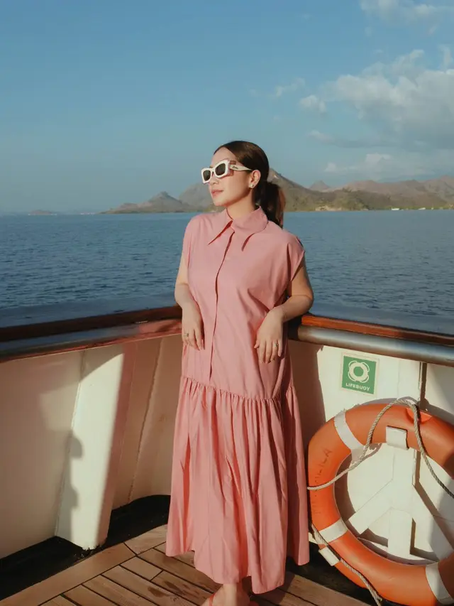 Nagita Slavina Liburan di Labuan Bajo. [@raffinagita1717]