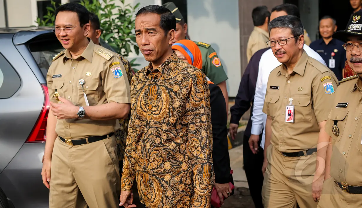 Presiden Joko Widodo (kanan) dan Gubernur DKI Jakarta Basuki Tjahaja Purnama (kiri) saat meninjau pelaksanaan Ujian Nasional (UN) di SMKN 1, Jakarta, Selasa (14/4/2015). (Liputan6.com/Faizal Fanani)