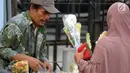 Pedagang dan pembeli bertransaksi bunga untuk hiasan Lebaran di Pasar Peterongan Semarang, Kamis (14/6). Sejumlah pedagang bunga mengaku meraup keuntungan yang cukup besar pada momen menjelang Lebaran kali ini. (Liputan6.com/Gholib)