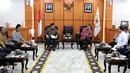 Ketua DPD La Nyalla Mattalitti (kiri) menggelar pertemuan dengan PP Forum Staf Ahli Kepala Daerah (Forskada) se-Indonesia di Gedung Nusantara III, Jakarta, Rabu (9/10/2019). Pertemuan untuk menjalin silaturahmi antara Forskada se-Indonesia dengan DPD. (Liputan6.com/JohanTallo)