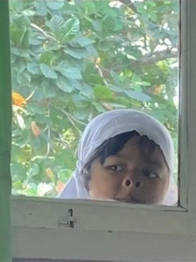 10 Aksi Absurd Bocah saat di Depan Kaca Ini Bikin Ekspresi Kocak