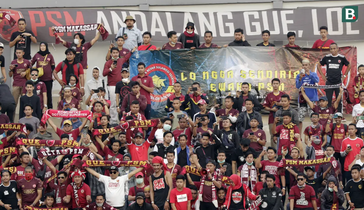 Suporter PSM Makassar saat menonton pertandingan melawan Persita Tangerang pada laga Shopee Liga 1 di Stadion Sport Center Tangerang, Jumat, (6/3/2020). Kedua tim bermain imbang 1-1. (Bola.com/M Iqbal Ichsan)