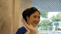 Erina pun nampak membawa mini bag warna nude dari Gucci yang melengkapi penampilannya tersebut. Aksesori seperti anting-anting, gelang, dan cincin keemasan pun menambah penampilannya. @fajrisalonnew