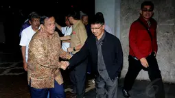 Mantan Panglima TNI, Djoko Santoso (kiri), hadir untuk melihat langsung kondisi Ketum Partai Gerindra, Suhardi, yang dirawat di ruang ICU RSPP, Jakarta, (26/8/14). (Liputan6.com/Helmi Fithriansyah)