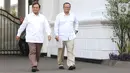 Ketua Umum Partai Gerindra Prabowo Subianto (kiri) didampingi Wakil Ketua Umum Partai Gerindra, Edhy Prabowo meninggalkan Kompleks Istana Kepresidenan di Jakarta, Senin (21/10/2019). Prabowo Subianto mengaku diminta untuk masuk ke kabinet Joko Widodo-Ma'ruf Amin. (Liputan6.com/Angga Yuniar)